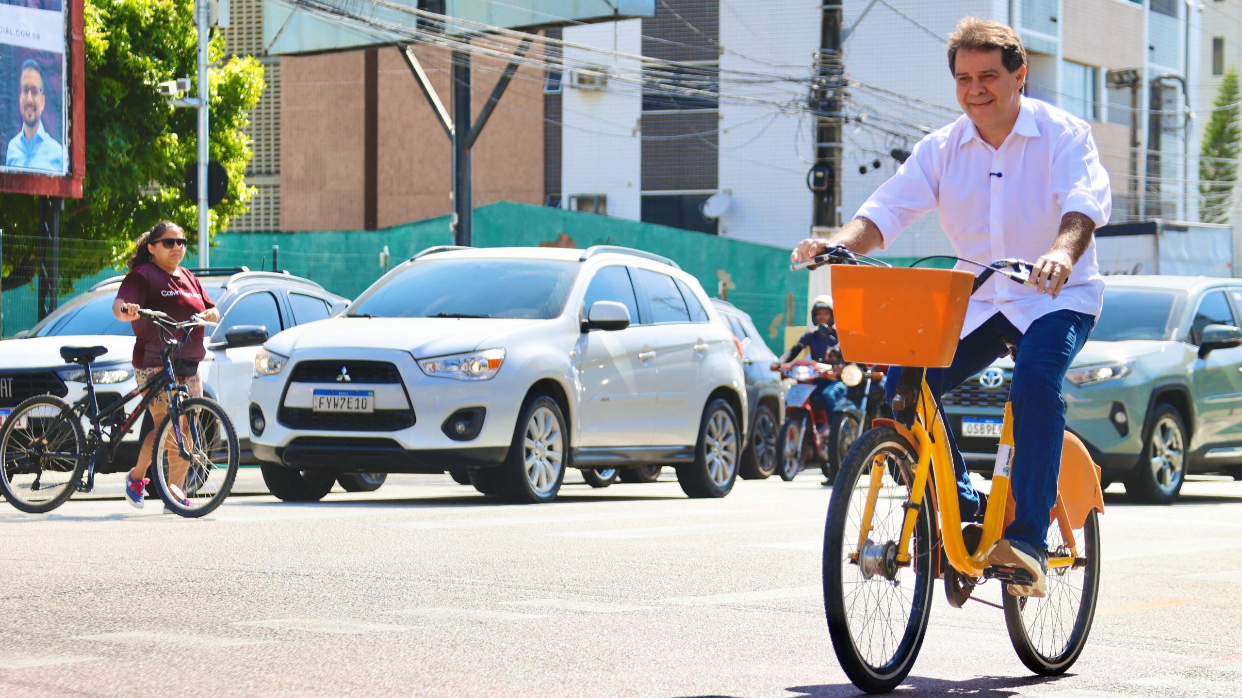 prefeito evandro andando de bicicleta na Dom Luís